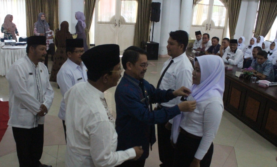Kepala BKPSDM Provinsi Sumatera Barat Rosman Efendi sedang pasangkan ID CARD pada peserta Diklat Prajabatan CPNS Pasaman di saksikan Bupati Pasaman H. Yusuf Lubis, Sekda H.M. Saleh, Kepala BKPSDM Pasaman Drs. Antoni Rahmad(A)
