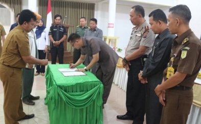 WABUP PASAMAN ATOS PRATAMA TANDA TANGANI KERJASAMA PENYALURAN BANTUAN DENGAN BANK MANDIRI LUBUKSIKAPING