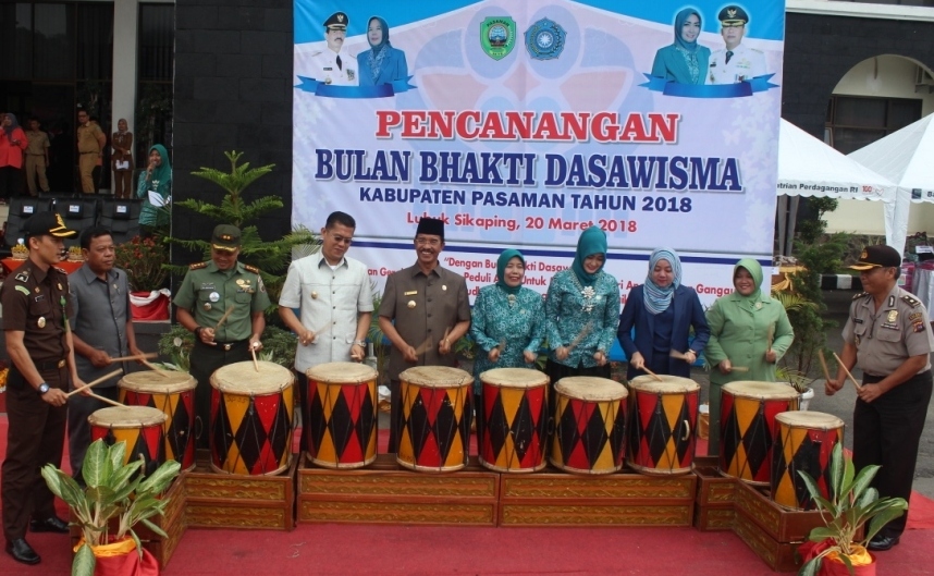 BUPATI, WABUP PASAMAN BERSAMA FORKOPIMDA MEMBUKA SECARA RESMI BULAN BHAKTI DASAWISMA DENGAN MEMUKUL GENDERANG