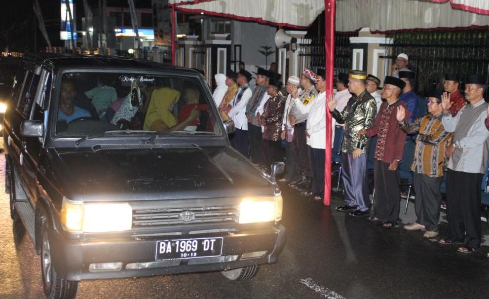 BUPATI PASAMAN LEPAS ROMBONGAN TAKBIR IDHUL FITRI 1439 H DENGAN PENUH KEMENANGAN