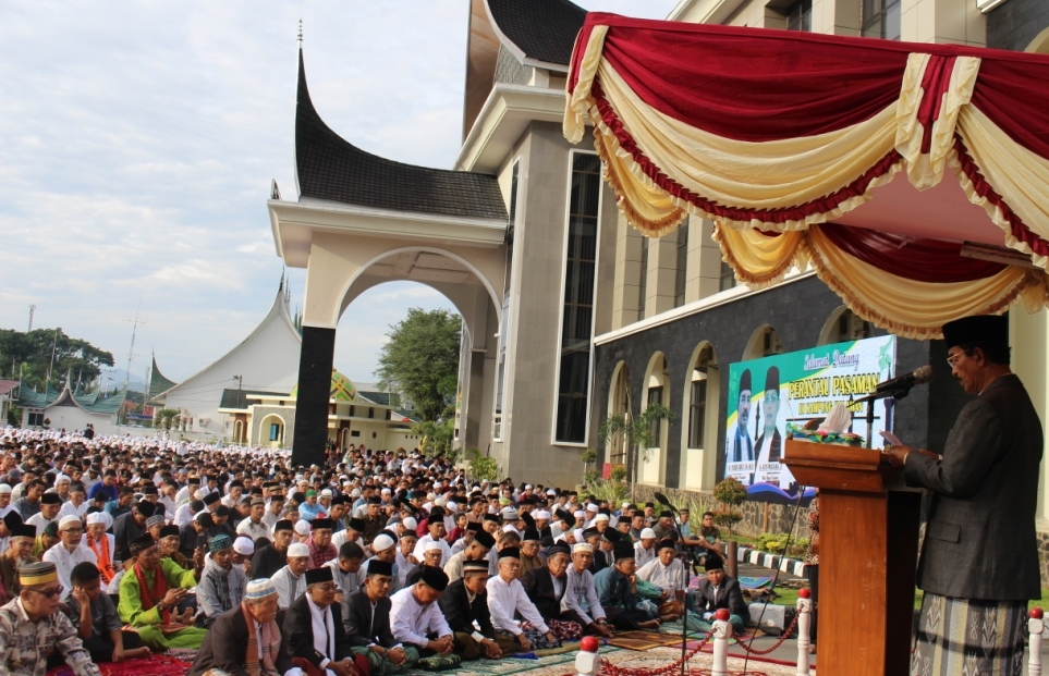 RIBUAN JAMAAH SHALAT IDHUL FITRI 1439 H PADATI PELATARAN KANTOR BUPATI ASAMAN