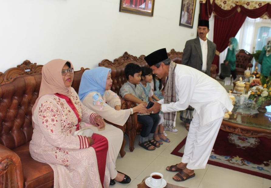 Bupati H. Yusuf Lubis Adakan Open House Ba’da Shalat Idhul Fitri