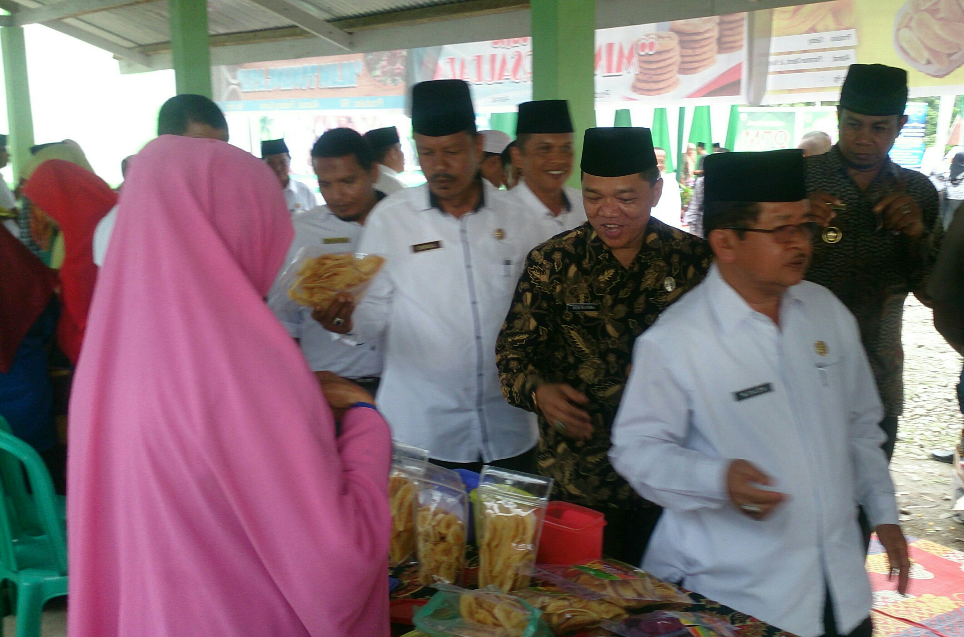 BUPATI PASAMAN MEMANTAU STAN EKONOMI KREATIF MASYARAKAT LUBUK SIKAPING DI SENTRAL PANGGUNG UTAMA MTQ KE - 47 