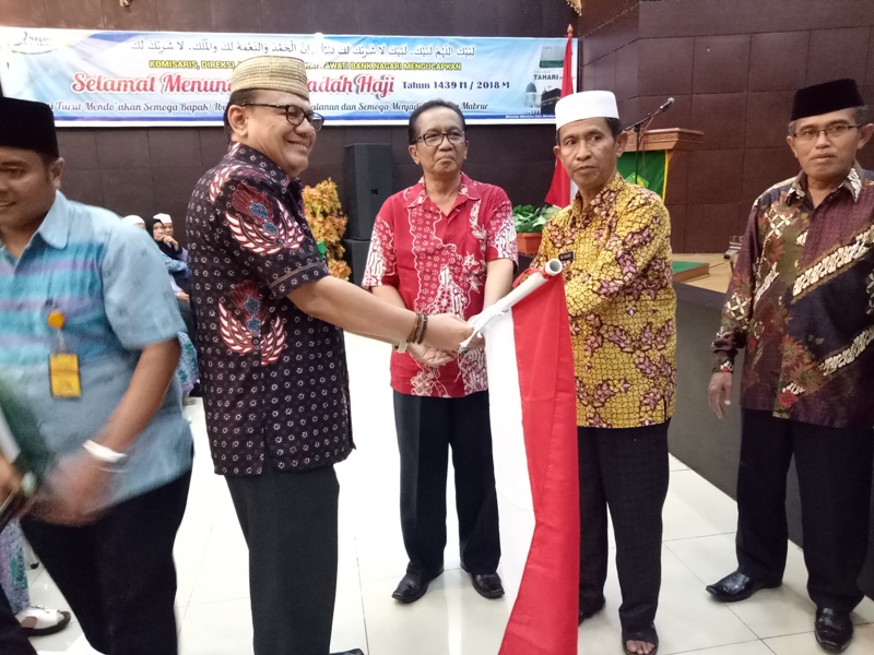 BUPATI PASAMAN DIWAKILI ASISTEN II TERIMA PENYERAHAN JEMAAH HAJI PASAMAN DARI PPIH DEBARKASI PADANG