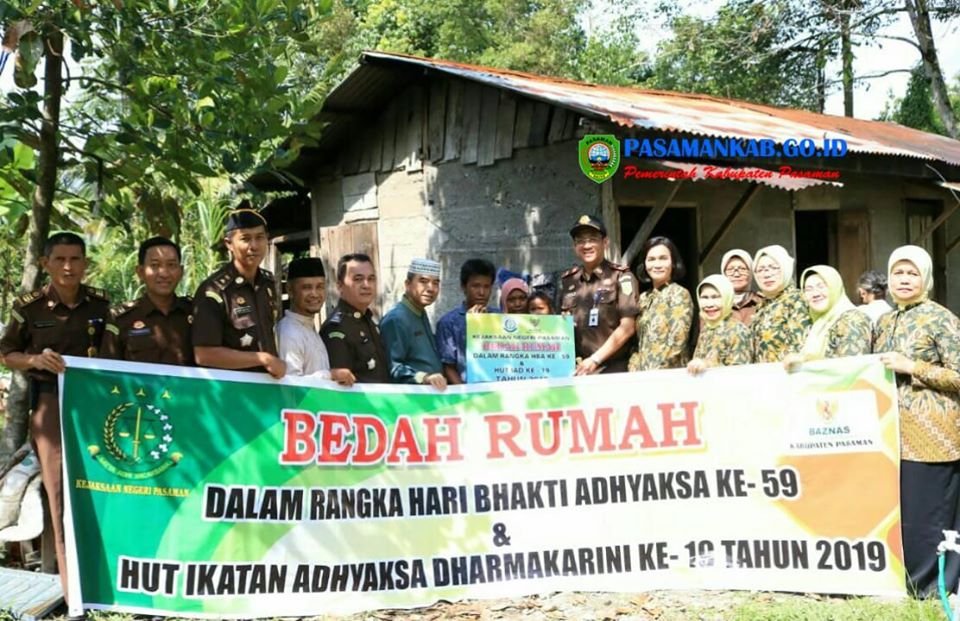 Inovasi Peduli Keluarga Du’afa,  Kejari Bersama Baznas Pasaman  Hiasi HUT Adyaksa Ke-59  Dengan Bedah Rumah 