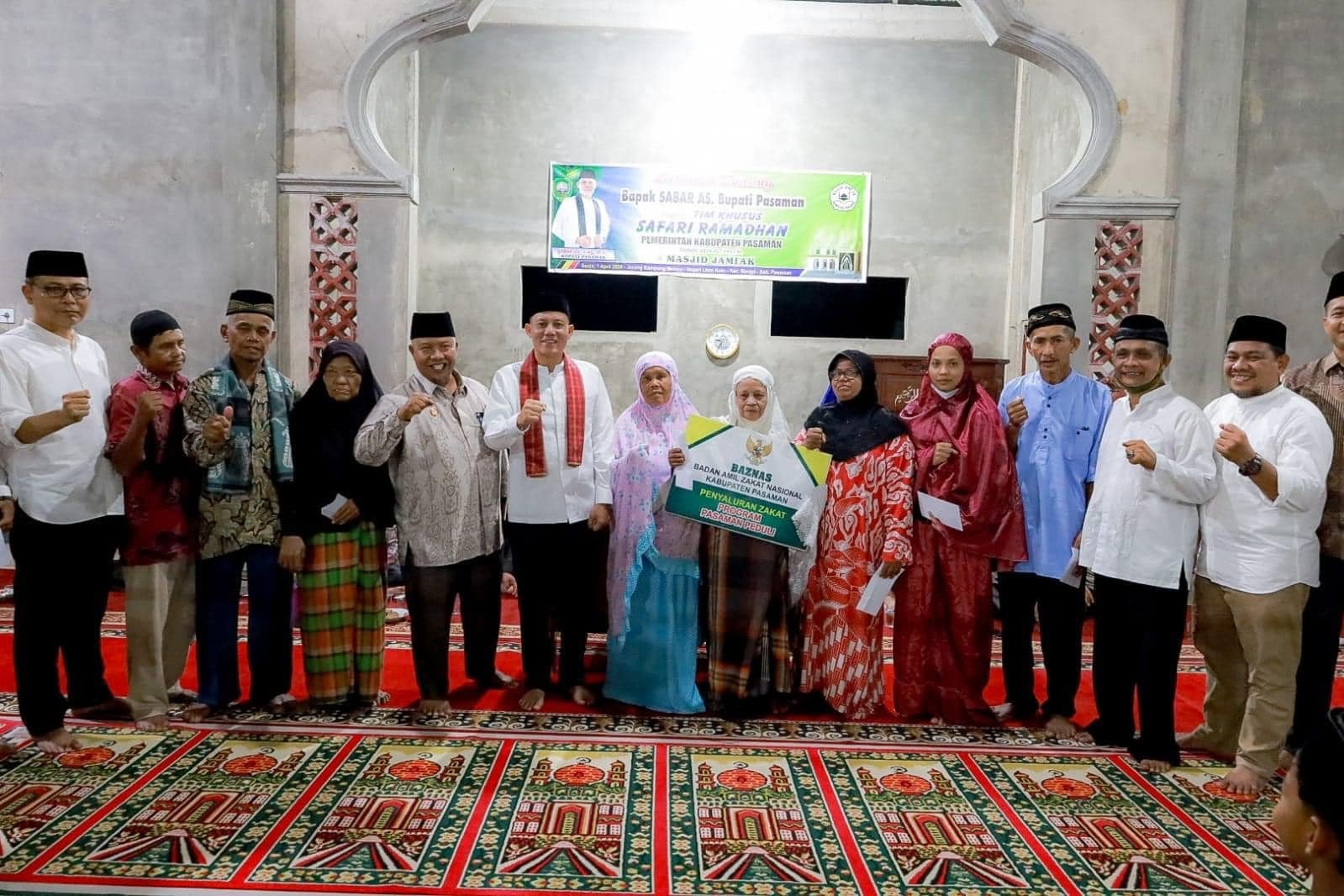 Bupati Pasaman Sabar AS Disambut Meriah Datangi Masjid Jami'ak, Tim Khusus TSR Pemerintah Kabupaten Pasaman Berikan Bantuan