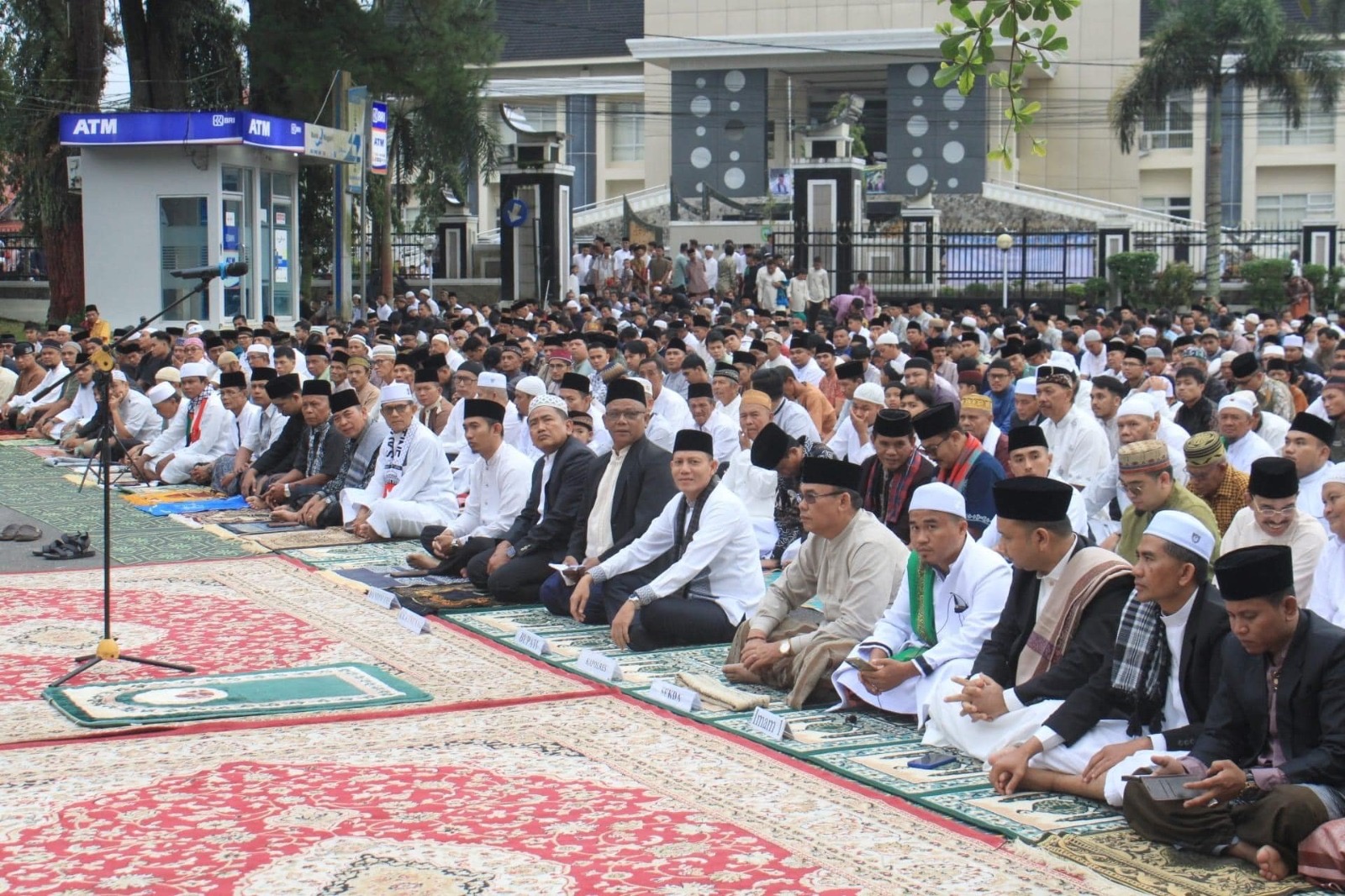 Bupati Pasaman Sabar AS hadiri Shalat Idul Fitri 1445 H, Ribuan Jamaah penuhi halaman Kantor Bupati Pasaman