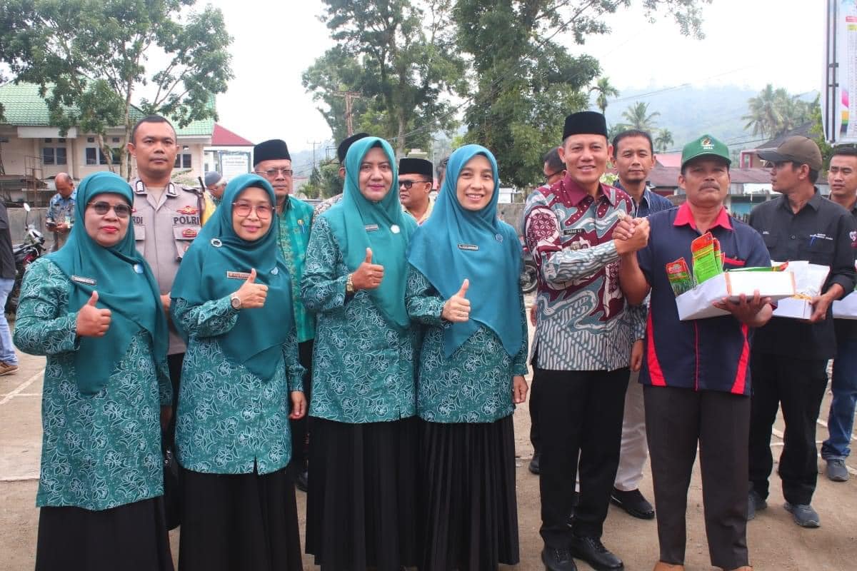 Bupati Pasaman Sabar AS serahkan bantuan bibit pangan di Nagari Aia Manggih Utara