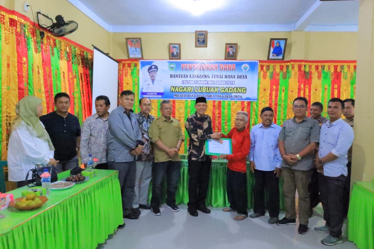 Tinjau Penyerahan BLT di Nagari Tarung2 selatan dan Lubuk Godang, Sabar AS dinanti dan elukan masyarakat