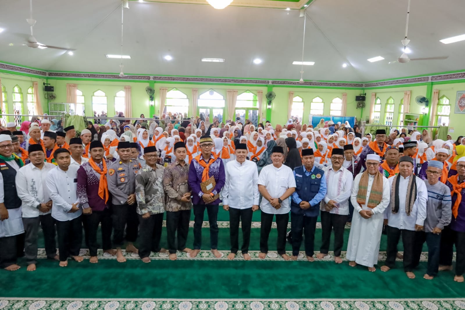 137 CJH Pasaman kloter 13 dilepas Bupati Pasaman Sabar AS, Bupati terpilih Welly Suheri dan ribuan warga turut hadir menyaksikan