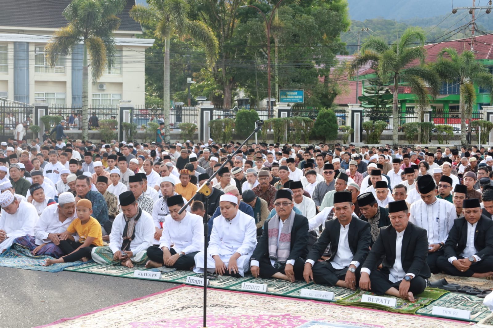 Shalat Idul Adha Digelar Di Halaman Kantor Bupati, Welly Suheri Ajak Masyarakat Pasaman Dukung Pembangunan Daerah