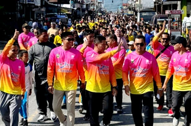 Semarak HUT RI 80; Ribuan Warga Bersama Bupati Welly Suhery Ikuti Lomba Gerak Jalan Sehat