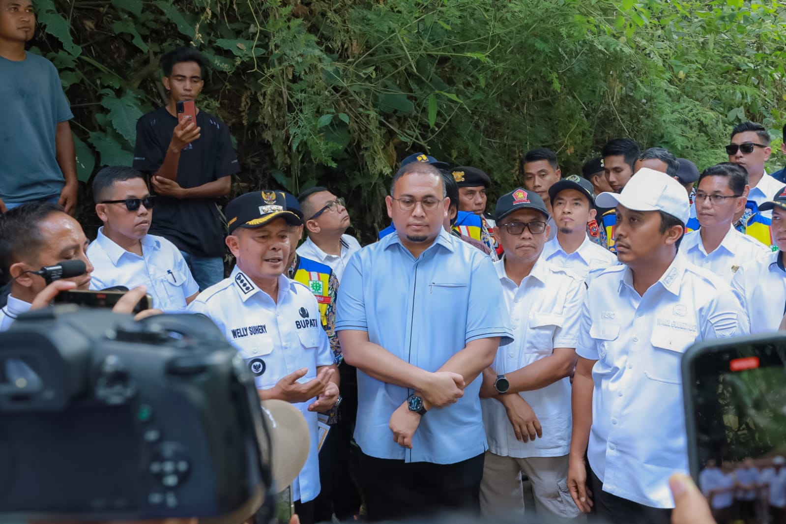 Bupati Welly Suhery Dampingi Sejumlah Pejabat Provinsi dan Pusat Tinjau Jembatan Rusak di Dua Koto
