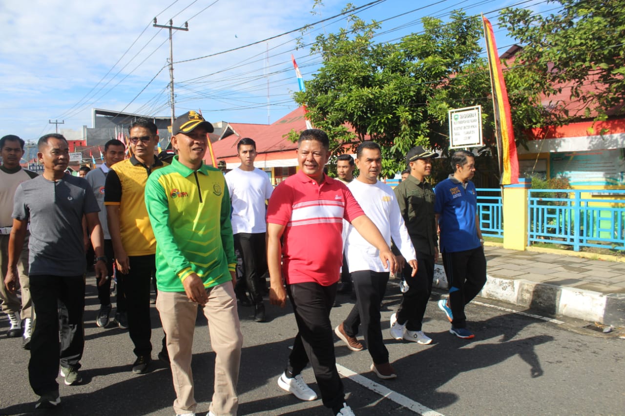 Bupati Pasaman Welly Suhery Lepas Ribuan Peserta Gerak Jalan dalam Rangka HUT RI ke-80