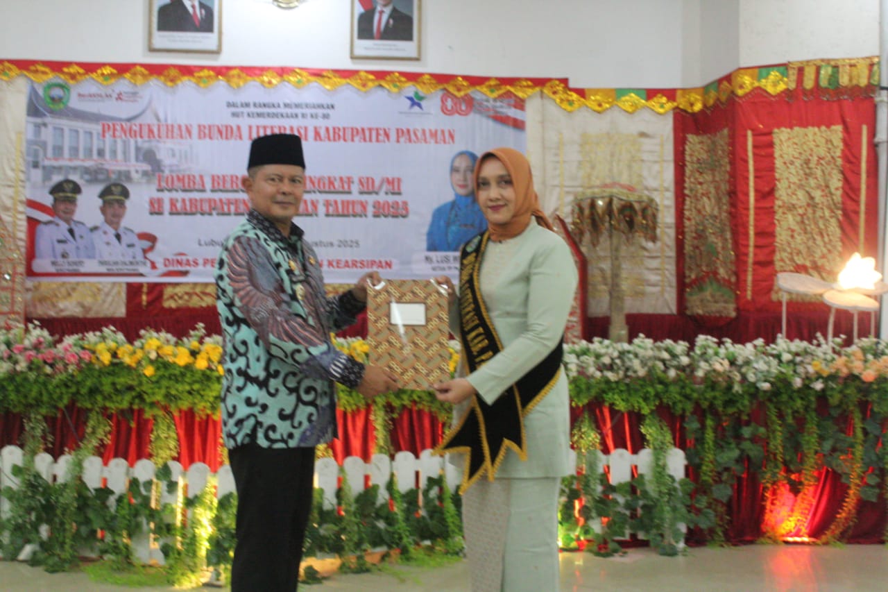 Bupati Welly Suhery Kukuhkan Ny. Lusiana Jadi Bunda Literasi di Acara Lomba Bercerita Tingkat SD/MI