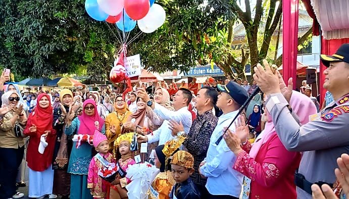 Bupati Pasaman Welly Suhery Lepas Peserta Lomba Pawai Alegoris HUT RI ke-80