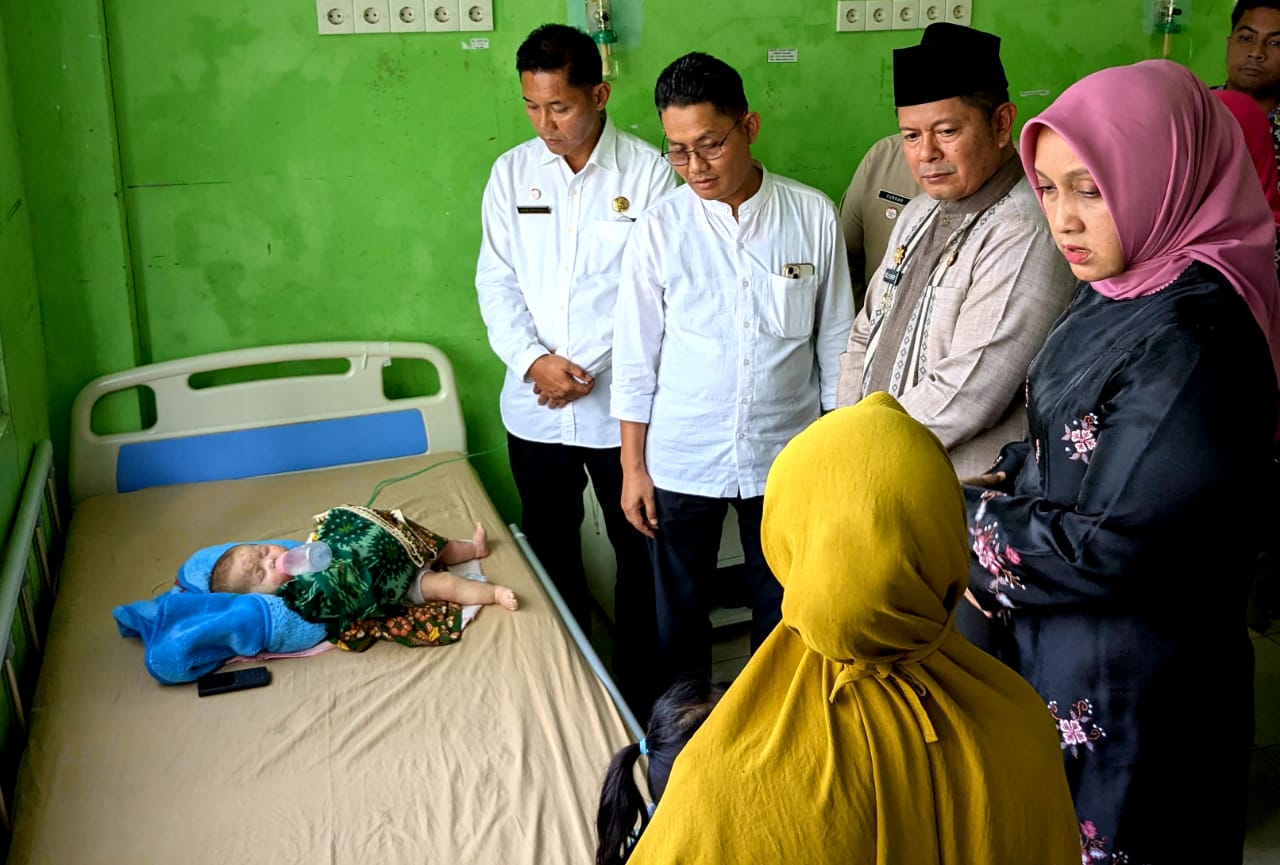 Bupati Pasaman Welly Suhery Bersama Istri Besuk Balita Penderita Kekurangan Gizi