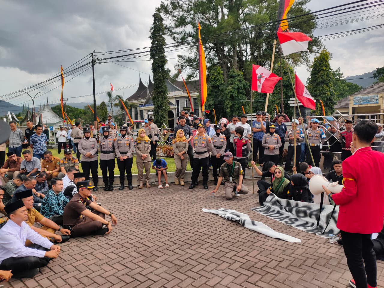 Bupati Welly Suhery Bersama Forkopimda Duduk Bersila Bersama GMNI dan HMI di Halaman Kantor DPRD Pasaman
