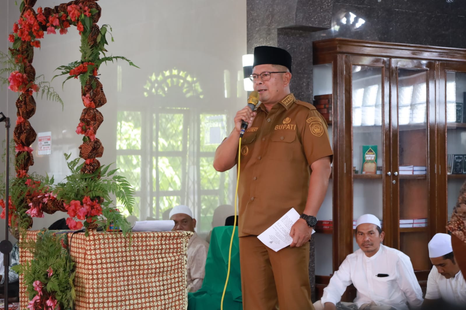 Hadiri Maulid Nabi Muhammad SAW di Masjid Nurul Iman Panti, Bupati Welly Disambut Haru Jamaah