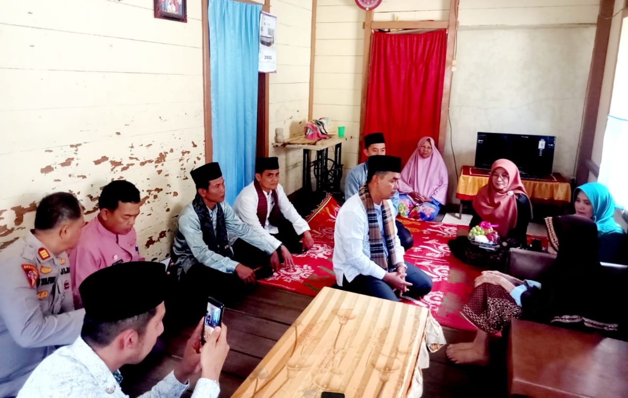 Anjangsana ke Rumah Veteran, Wabup Parulian Beri Santunan di Momen HUT ke-80 Pasaman