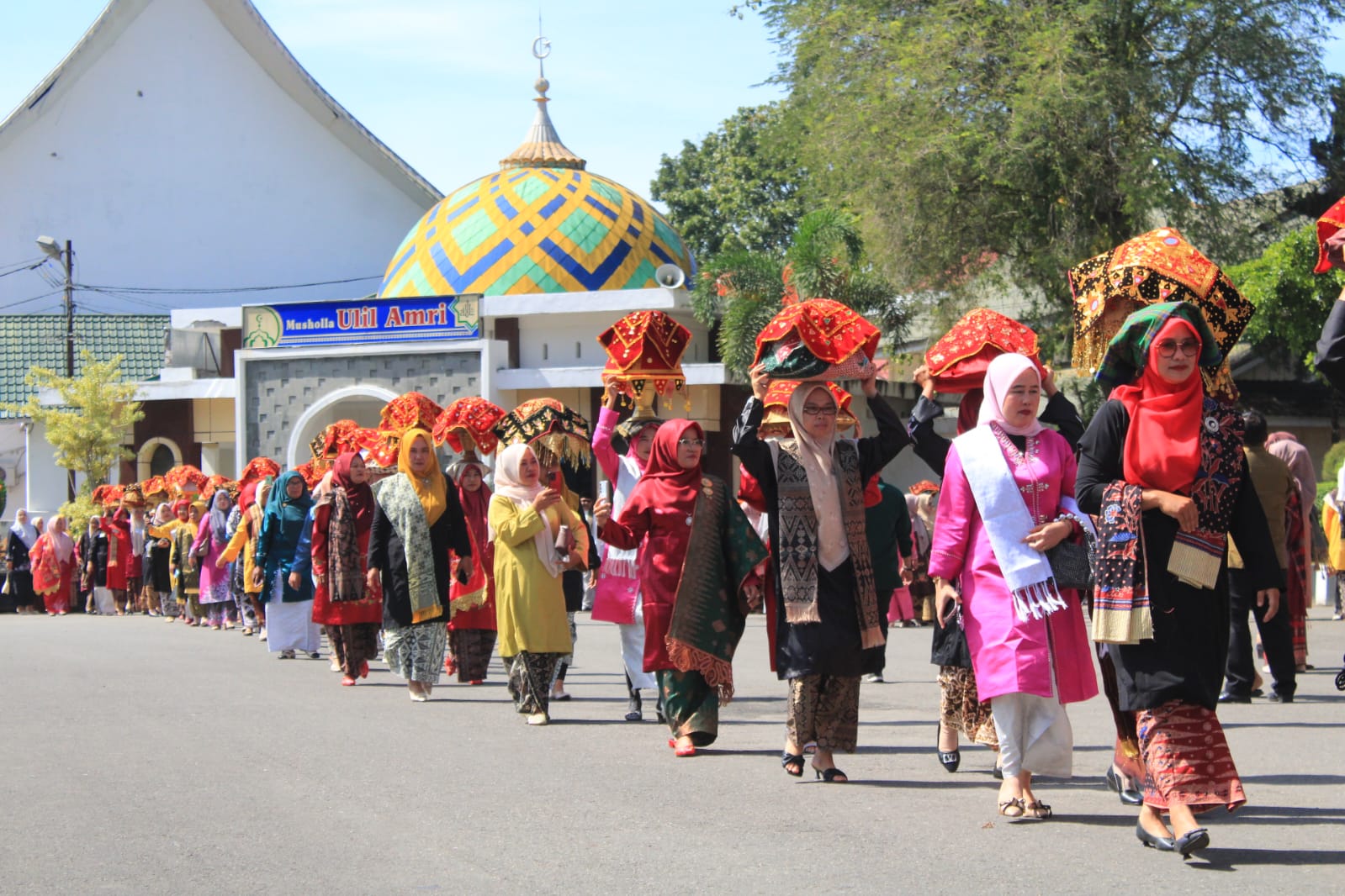 Semarak Parade Budaya Makan Bajamba Meriahkan HUT ke 80 Kabupaten Pasaman