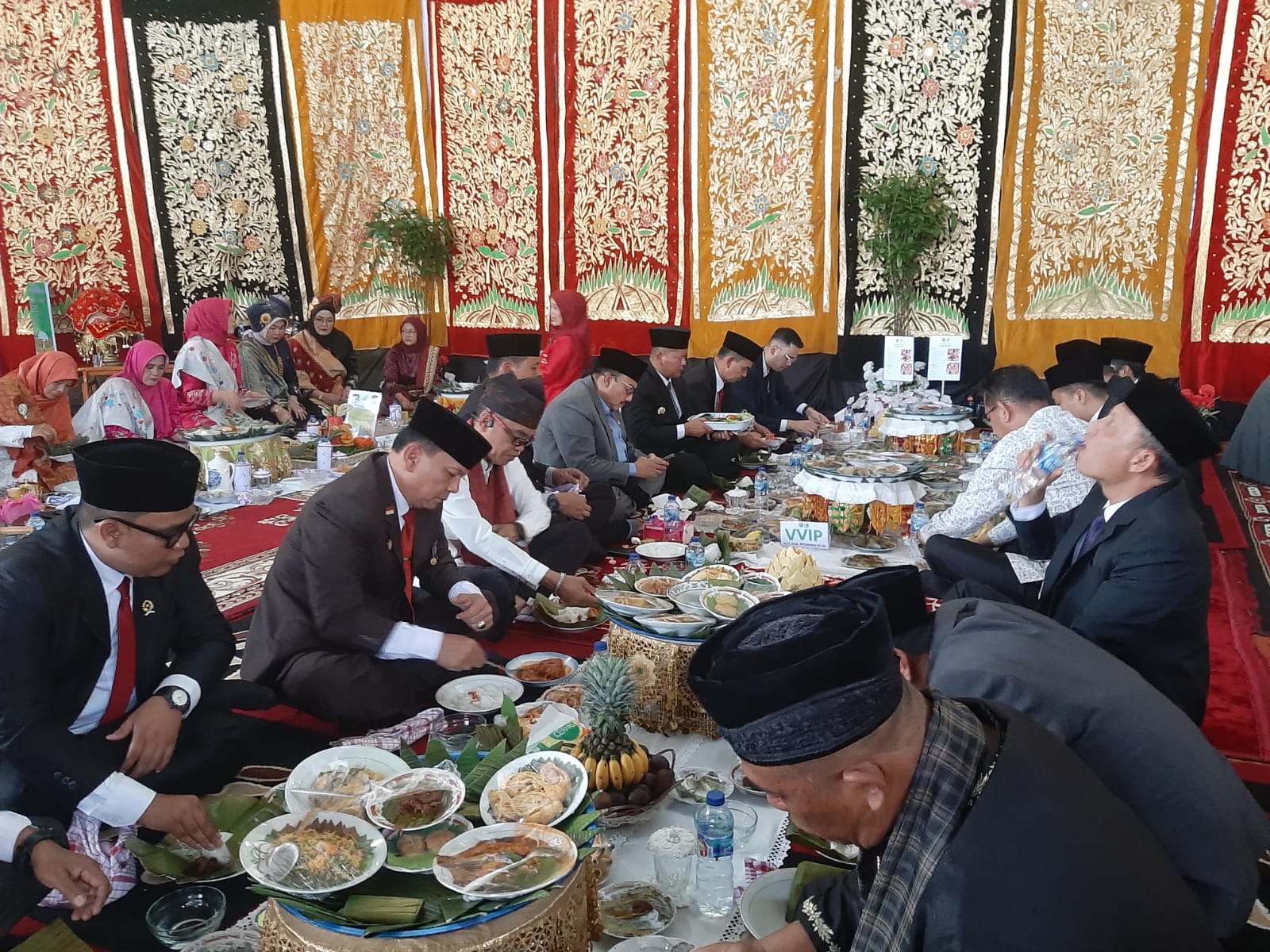 Bupati Welly Suhery Bersama Ribuan Warga Makan Bajamba di Perayaan HUT Ke-80 Kabupaten Pasaman