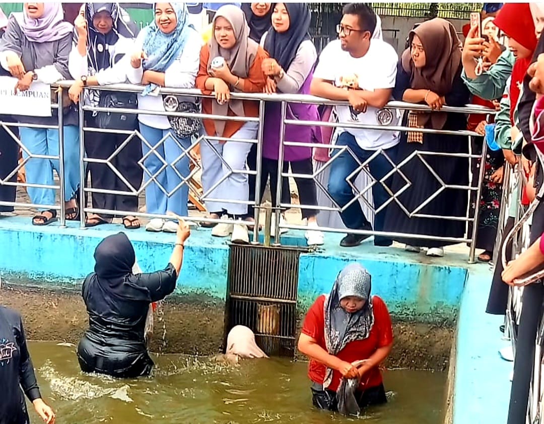 Bupati Welly Suhery Hadiri Tradisi Unik 
