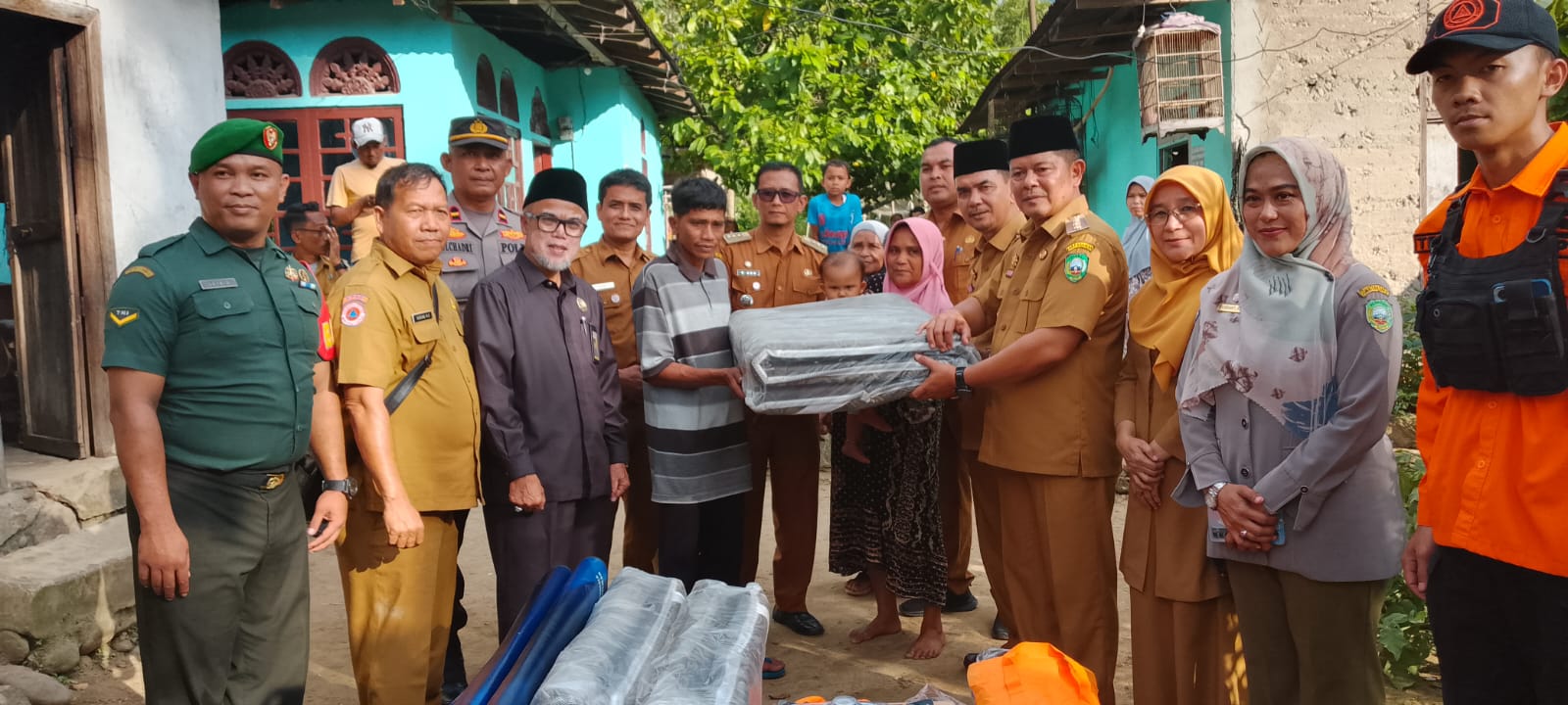 Bupati Pasaman Serahkan Bantuan Untuk Korban Rumah Hanyut di Mapun