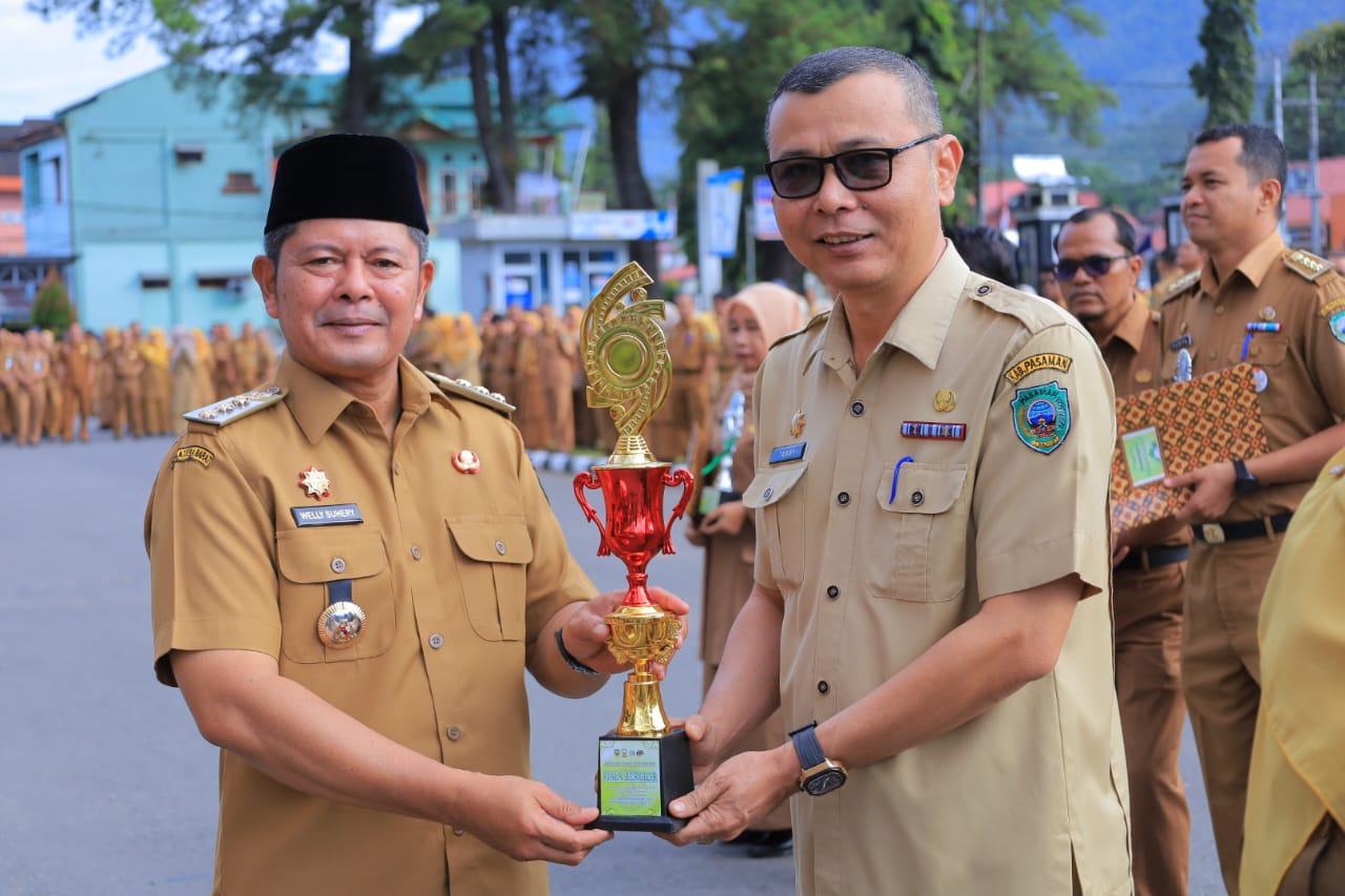 Diskominfo Pasaman Sabet Juara I Lomba World Cleanup Day 2025, Bupati Serahkan Piala Bergilir