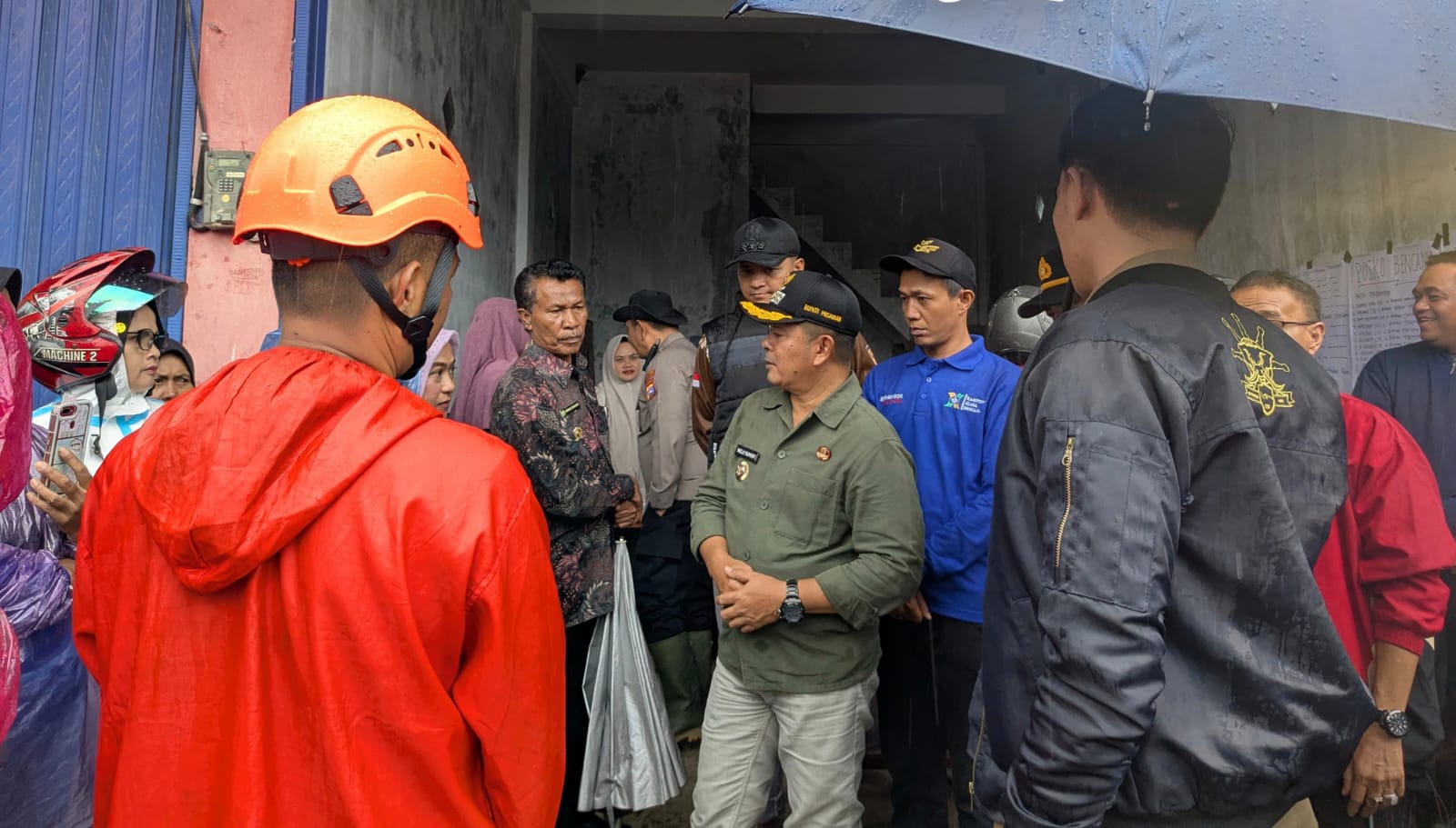 Serahkan Bantuan dan Temui Warga Terdampak, Bupati Welly Tinjau Titik Banjir dan Longsor