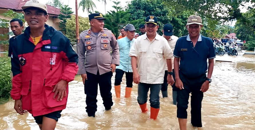 Sisir Lokasi Banjir, Bupati Welly Jalan Kaki Tinjau Warga Terdampak di Rao Selatan