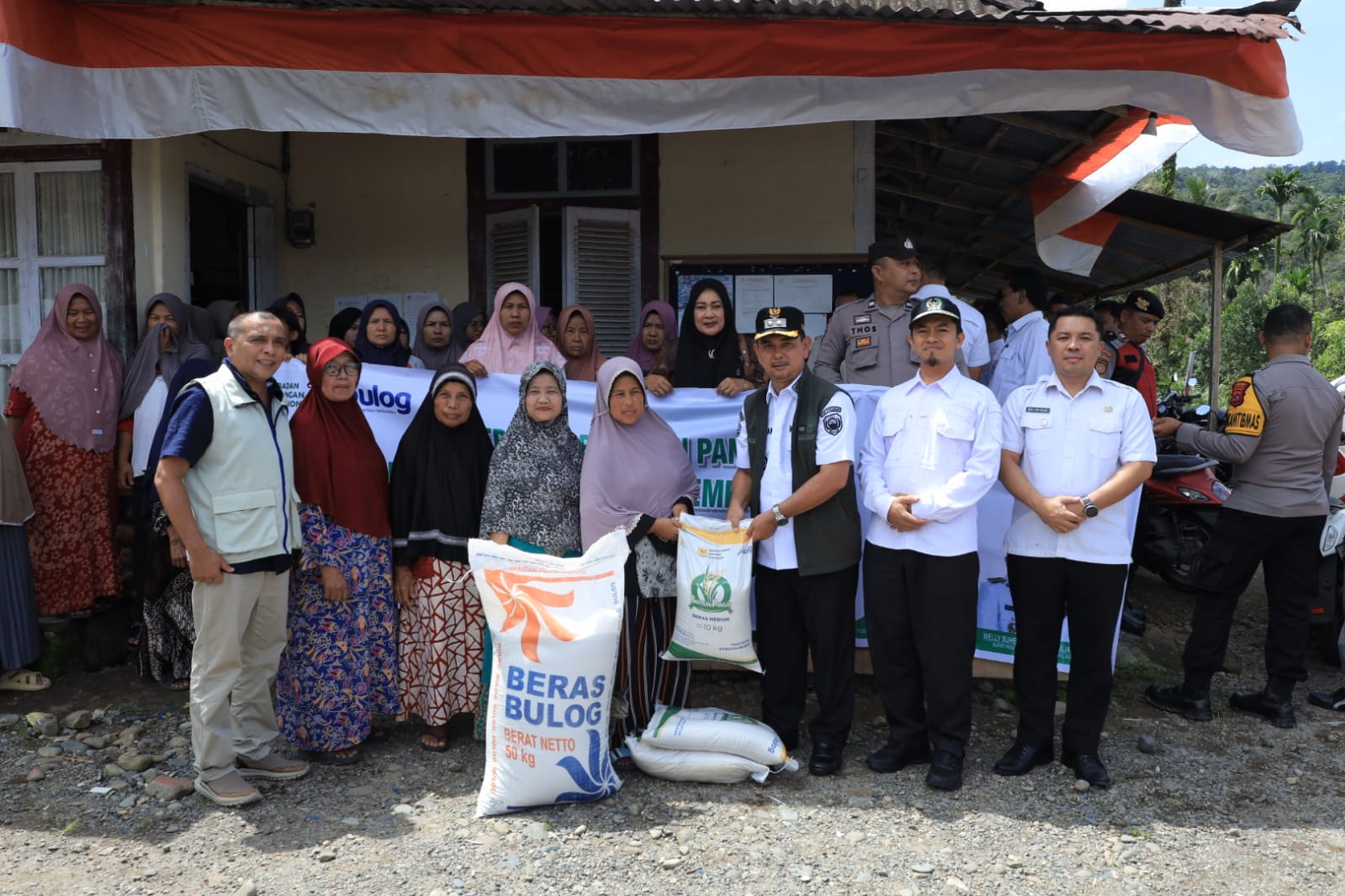 Wujud Kepedulian Pemerintah, Pemkab Pasaman Salurkan Bantuan Pangan Pascabencana Banjir dan Tanah Longsor
