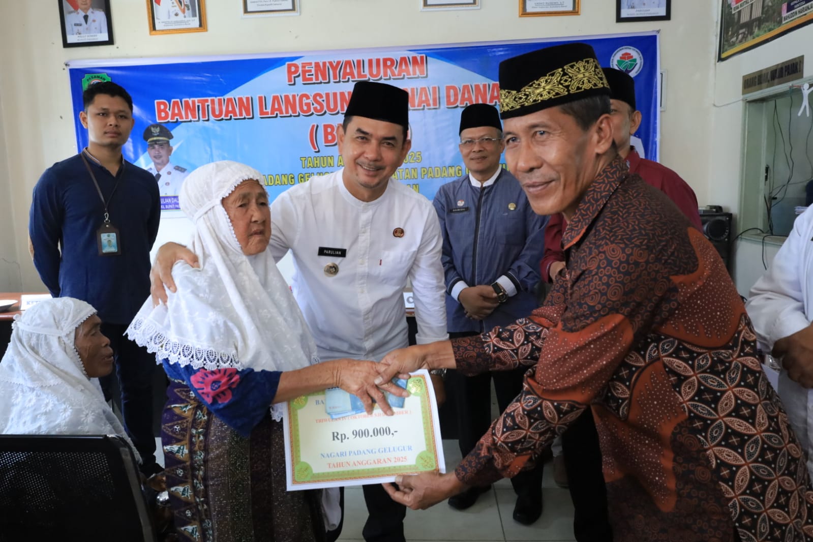 Tingkatkan Kesejahteraan Rakyat: Serahkan BLT, Wabup Pasaman Tekankan Manfaatkan dengan Bijak