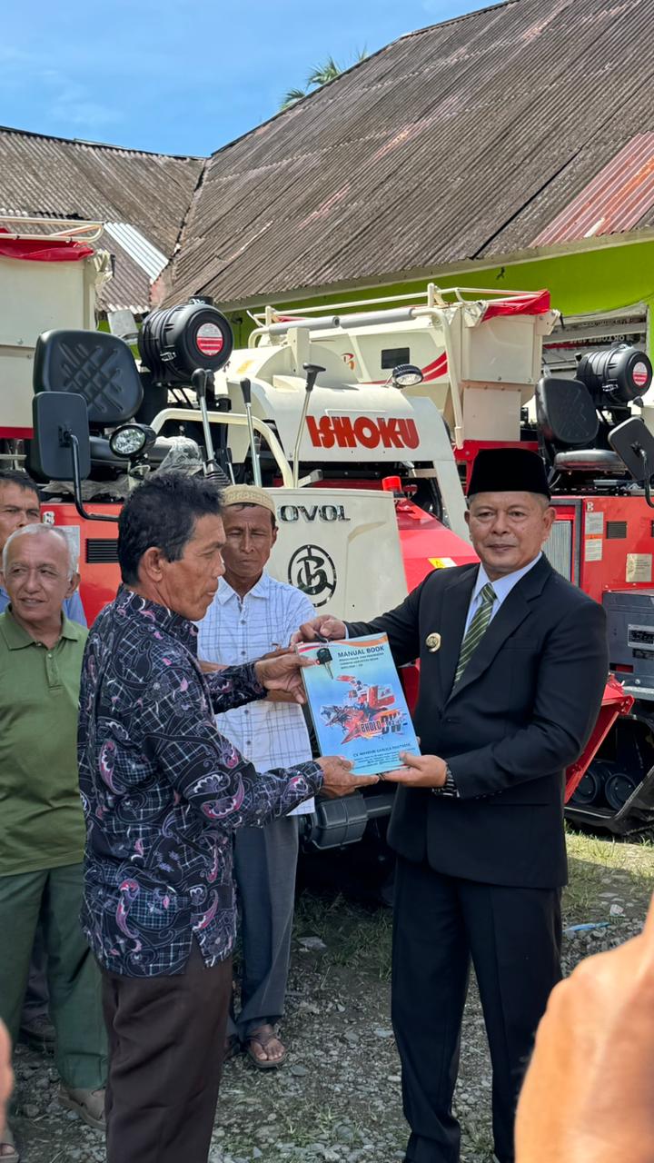 Bupati Welly Serahkan Alsintan ke Keltan, Kontribusi PDRB Pertanian Pasaman Capai 46,18 Persen