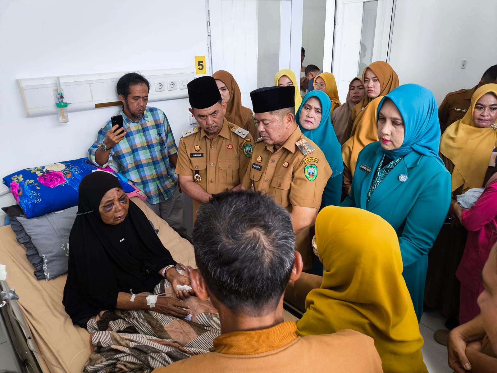 Wujud Kepedulian, Bupati Welly Suhery Besuk dan Jamin Biaya Pengobatan Korban Penganiayaan