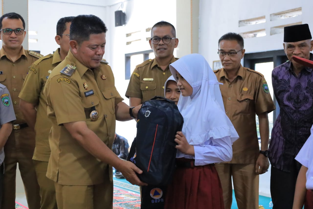 Pastikan Hak Belajar Anak Terpenuhi, Bupati Welly Serahkan Bantuan Sekolah untuk SD 12 Koto Kaciak 