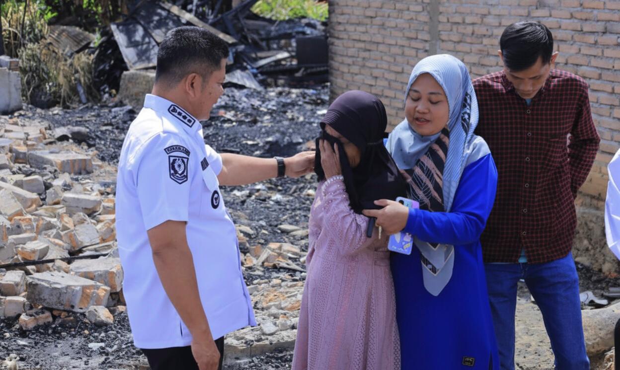 Di Atas Reruntuhan Rumah, Korban Kebakaran Menangis Terisak ke Bupati Welly