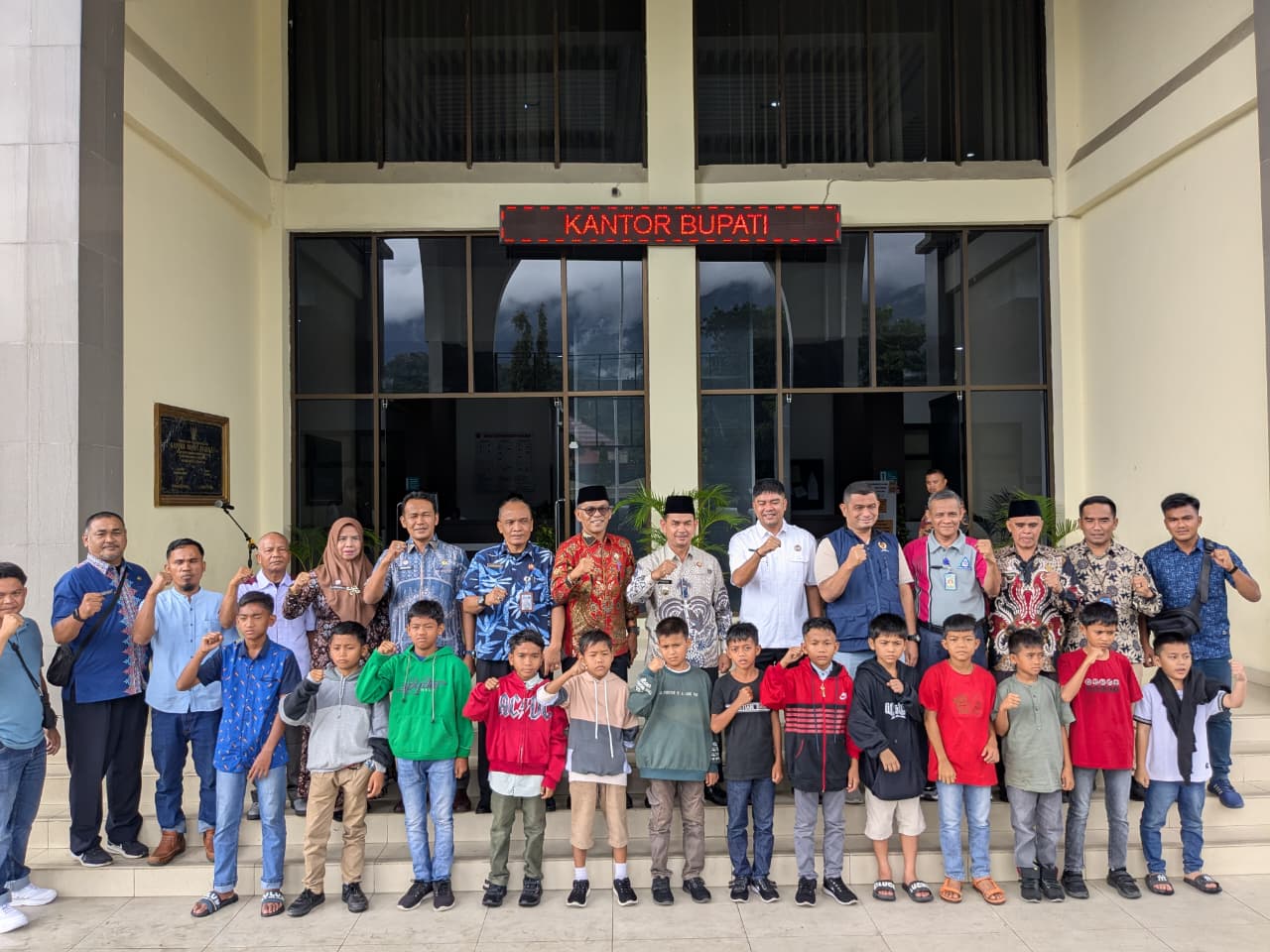 Wujud Dukungan Olahraga, Wabup Parulian Lepas Kontingen SSB Mandiangin FC ke Padang