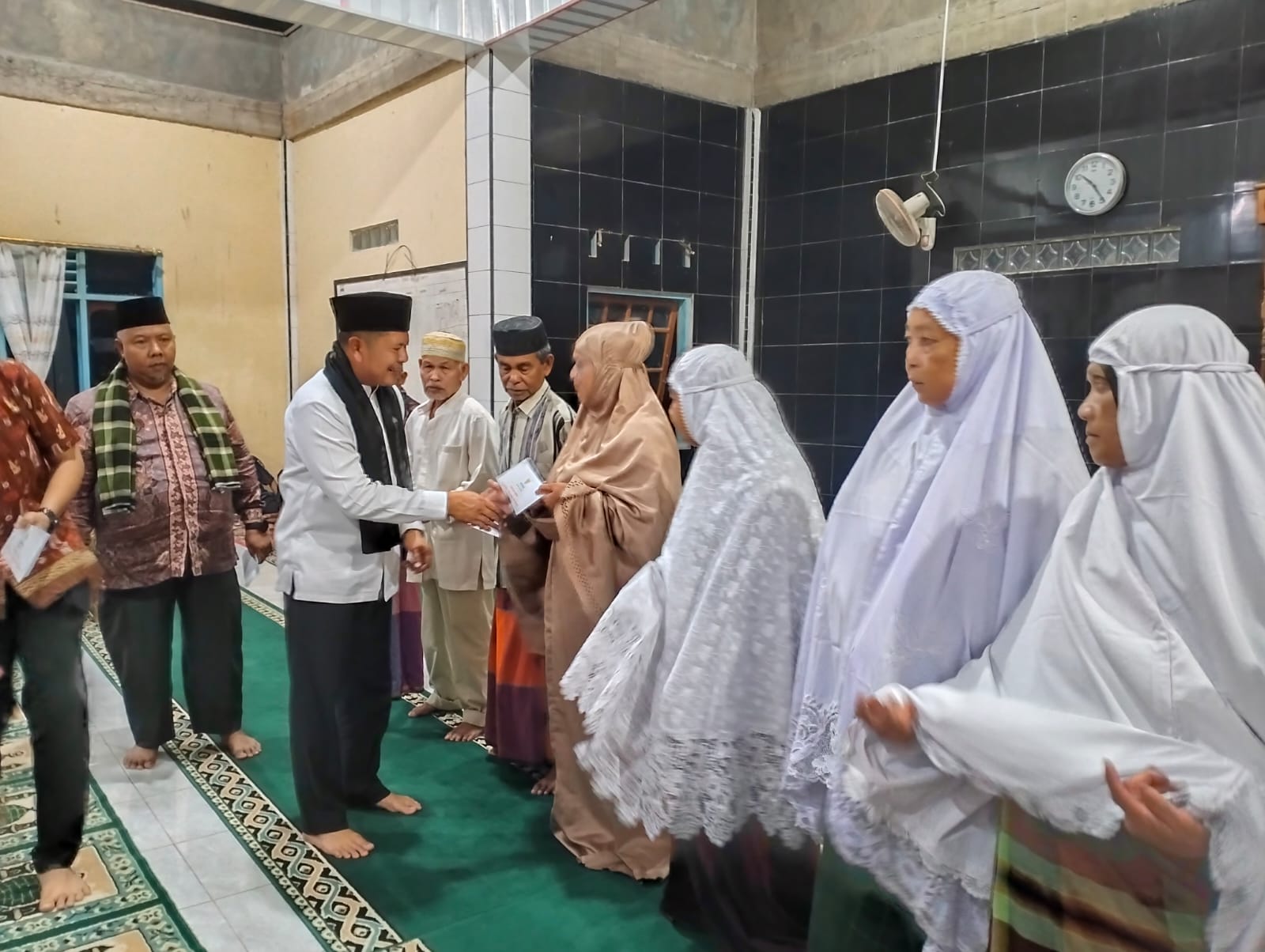 Bupati Welly Suheri Pimpin Tim Safari Ramadhan, Serahkan Bantuan untuk Masjid Al Amin Simpang Tigo
