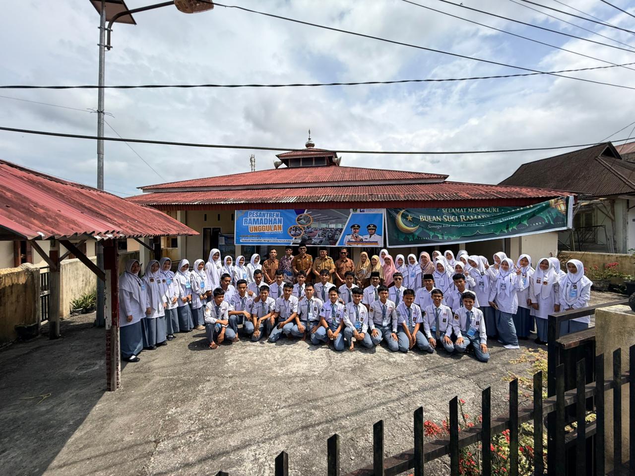 Bupati Welly Motivasi Siswa di Pesantren Ramadan Unggulan Lubuk Sikaping