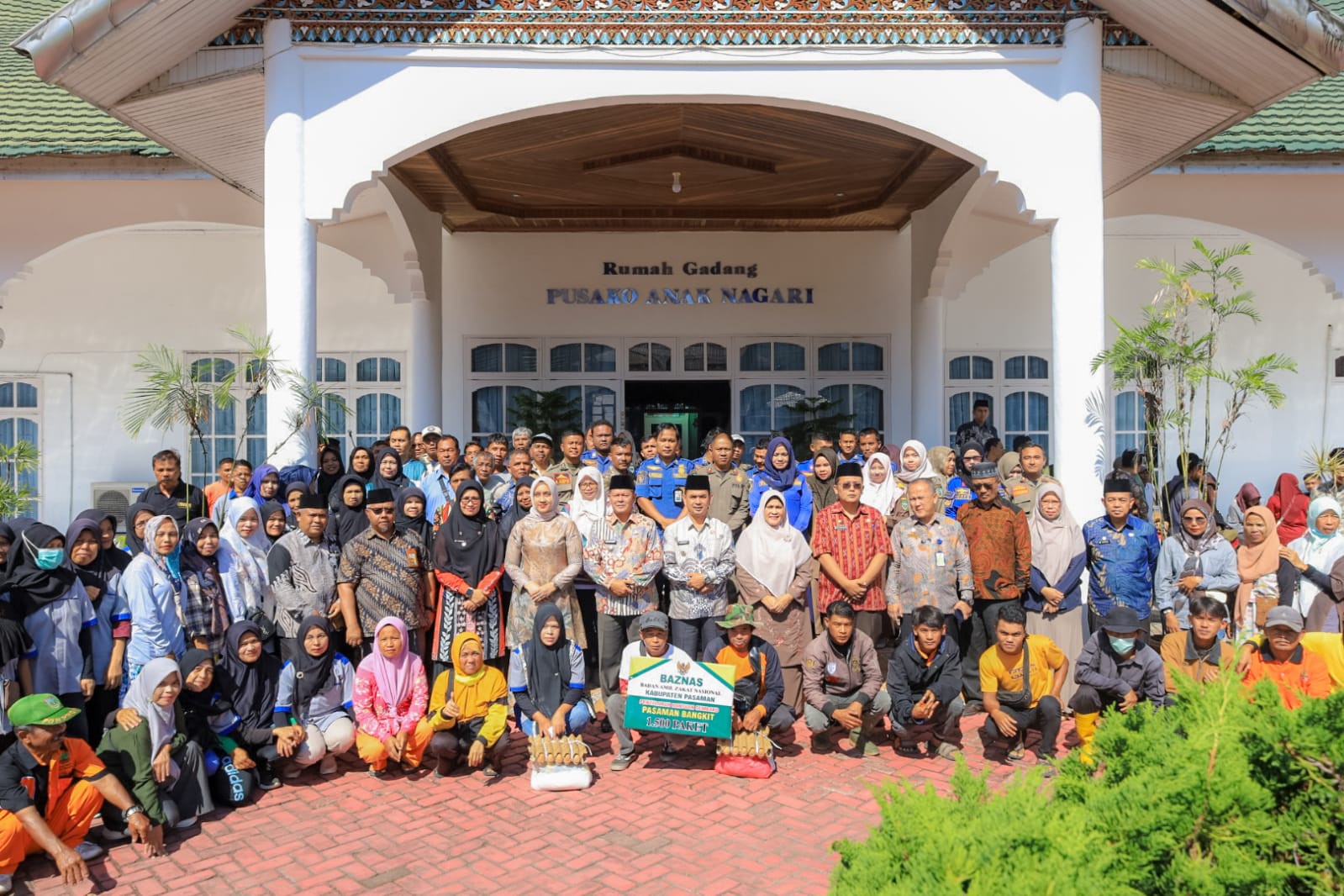 Bupati Pasaman berbagi berkah dengan Mustahik  dan tenaga kebersihan di bulan Ramadhan