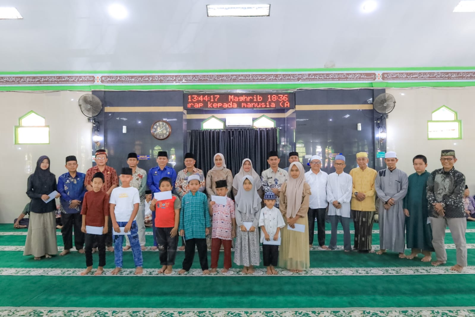 Tingkatkan kebersamaan kepedulian , Bupati Welly Suhery Salurkan Santunan Infak Jamaah bagi 206 Anak Yatim dan Piatu