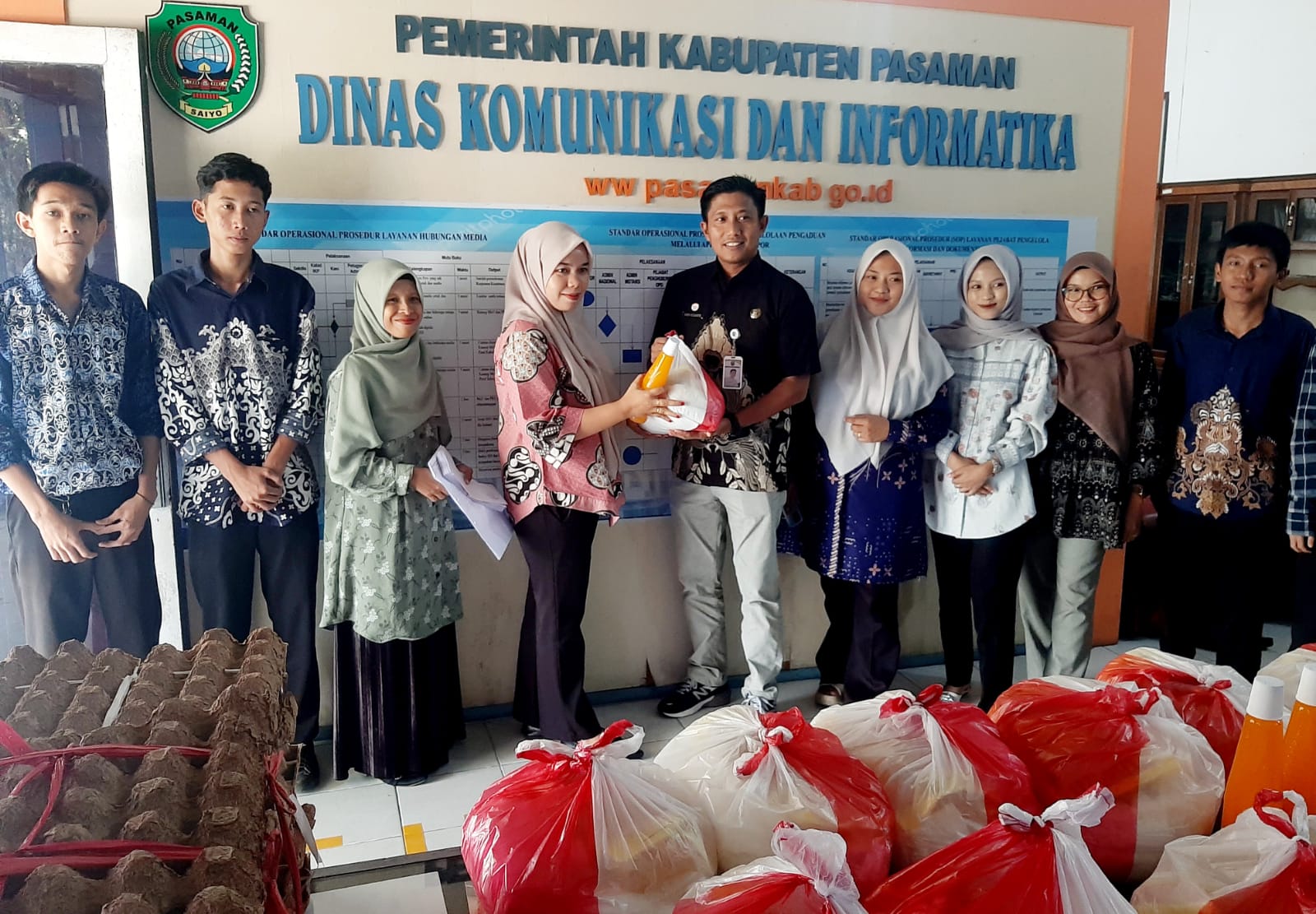 Diskominfo Pasaman Serahkan Paket Zakat dan Infak BAZNAZ kepada Pegawai Kontrak