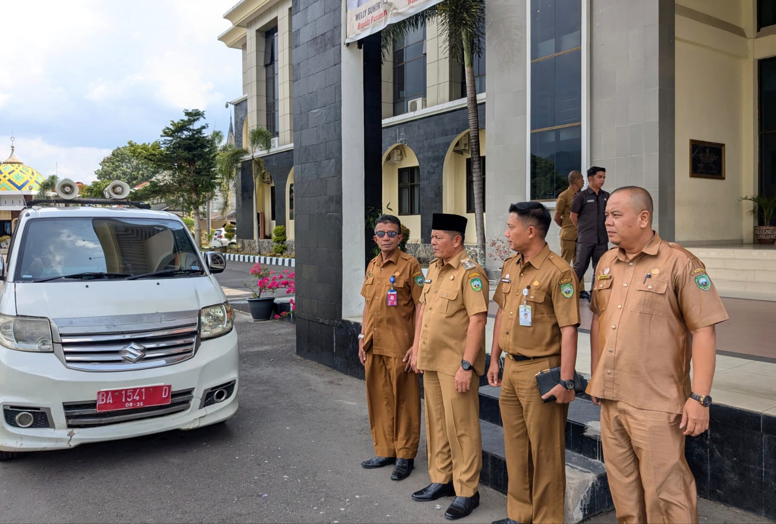 Pastikan Kenyamanan Lebaran, Bupati Pasaman Lepas Mobil Unit Publikasi Terkait Larangan Senjata Mainan
