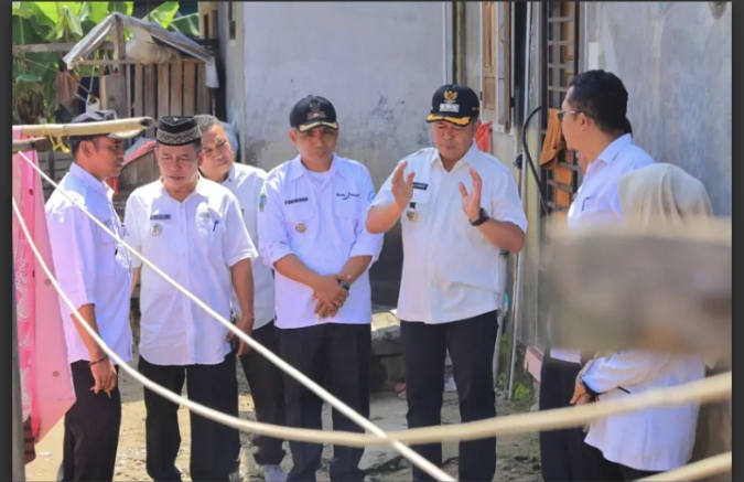 Turun langsung kelokasi bencana  Welly Suhery Pastikan Penanganan Banjir Rao Selatan Tuntas