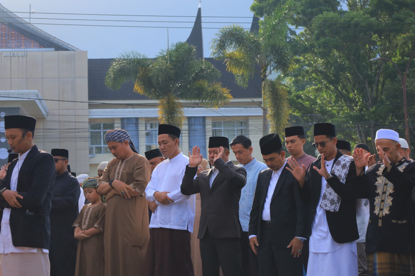 Bupati Welly Shalat Idul Adha Bersama Ribuan Warga di Halaman Kantor Bupati Pasaman