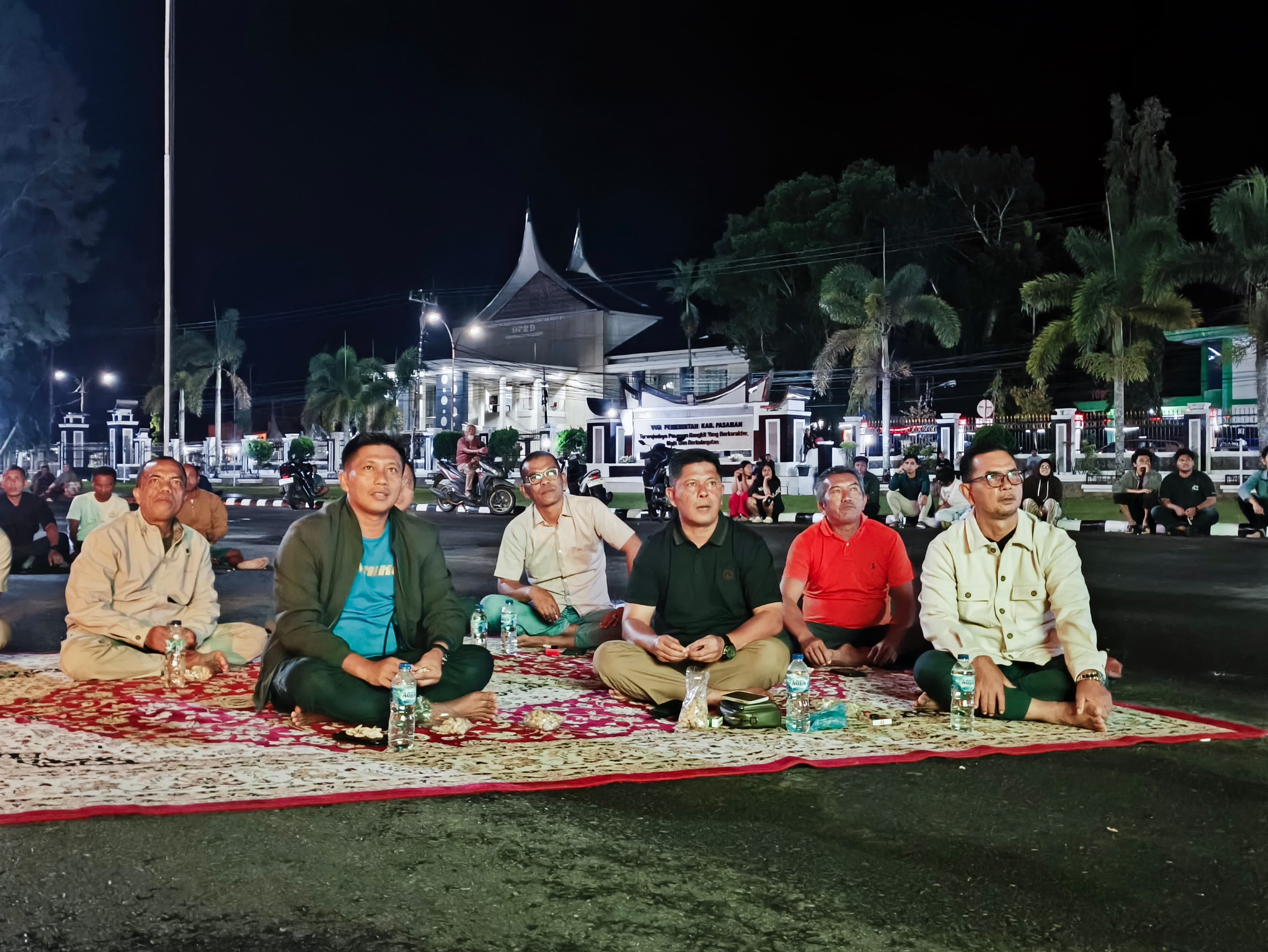 Bupati Welly Berbaur dengan Warga Saat Nobar Timnas, Videotron Pemkab Pasaman Jadi Ruang Publik Favorit