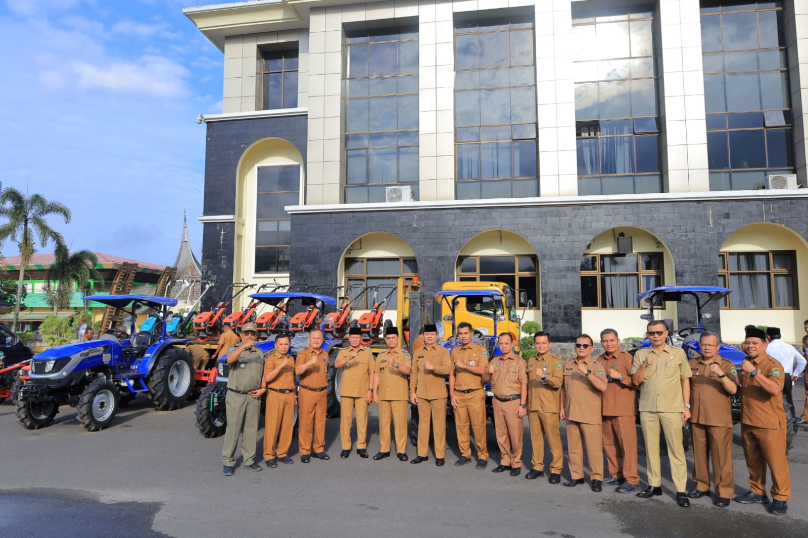 Dorong Percepatan Progul, Bupati Welly Kukuhkan Brigade Alsintan Pasaman
