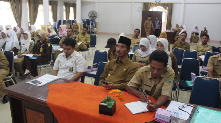 Bupati Pasaman Yusuf Lubis sedang seriusnya mendengarkan penjelasan Bappeda tentang pemilahan data Gender dan perlindungan anak.