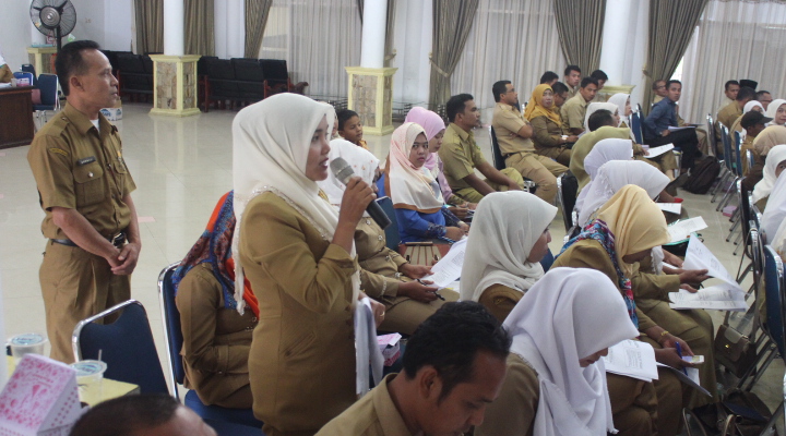 Peserta pelatihan mempertanyakan tentang peran gender dalam pembangunan di hadapan Bupati Pasaman Yusuf Lubis.JPG